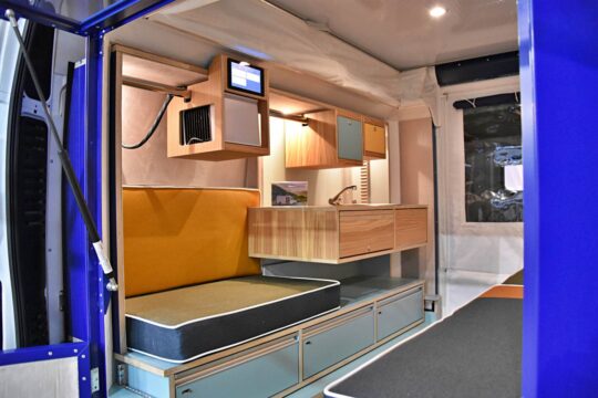 L'aménagement du Plug-Van peut être adapté à la demande du client. Le modèle exposé intègre : cuisine, réchaud, dînette amovible, chauffage, réservoirs d'eau, banquette transformable en couchage...