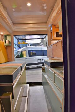 Prévu pour une transformation temporaire d'un utilitaire, le PlugVan n'offre pas encore le confort d'un "vrai" fourgon aménagé