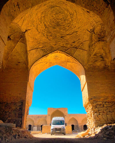 Caravansérail du XVIe siècle dans le désert de Varzaneh, parfait pour une nuit magique !