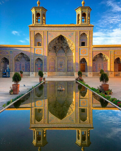 La mosquée rose de Chiraz, plus modeste que ses comparses bleues, tout en finesse.
