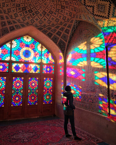 La salle de prière de la mosquée rose de Chiraz et ses célèbres vitraux.