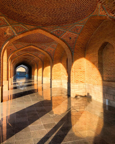 Arcades de la mosquée bleue de Tabriz.