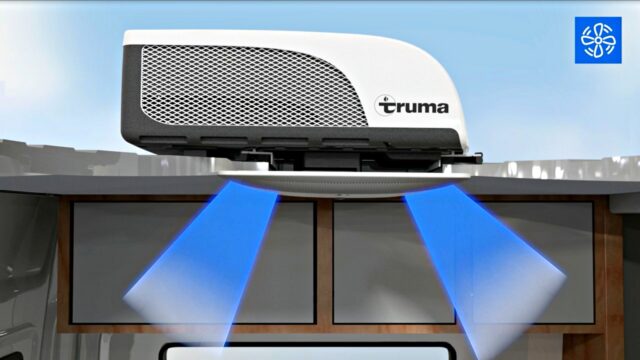 La forme très aplatie du distributeur préserve la hauteur intérieure