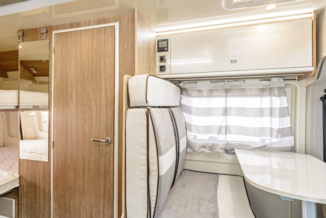 Les 5,99 m du fourgon sont judicieusement exploités : miroir, large porte de salle de bain, confortable banquette, table avec rallonge, placard de pavillon, commande CP+ du chauffage...
