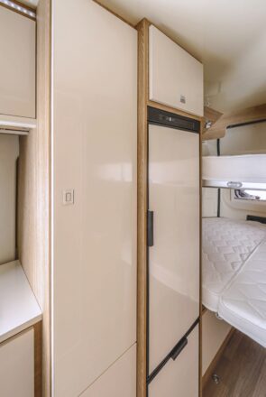 Le réfrigérateur du Silver 45 offre 141 L de contenance. Très pratiques : son double accès dont un tiroir coulissant.