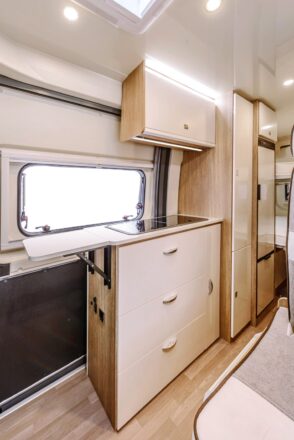 Compact, le bloc cuisine du Rimor Silver 45 se révèle très fonctionnel avec ses nombreux rangements