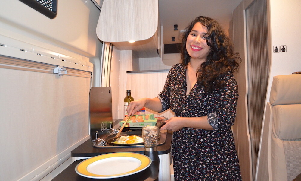 Long de 103 cm, le bloc cuisine peut être prolongé par une tablette escamotable (35 x 27 cm).