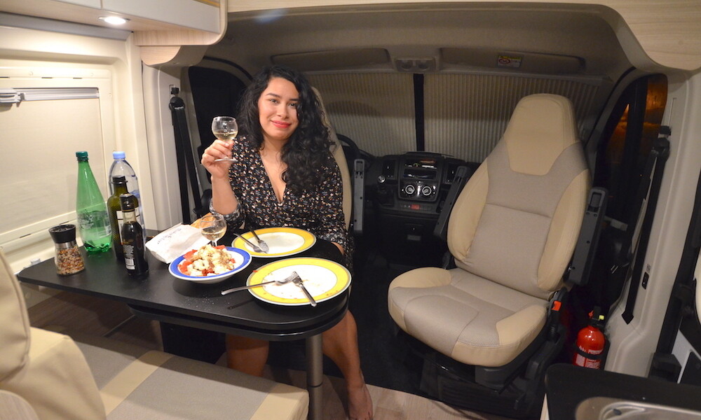 La table affiche des dimensions de 92 x 53 cm. Elle peut être prolongée par une rallonge pivotante (45 x 53 cm), accessible depuis le siège passager.