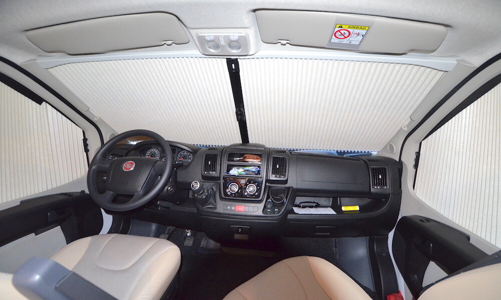 Bon point pour le store de pourtour de cabine, garant d'une vraie intimité à l'étape.