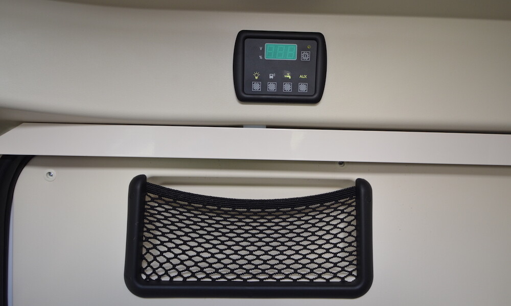 Petite niche de rangement sous le panneau de commande.