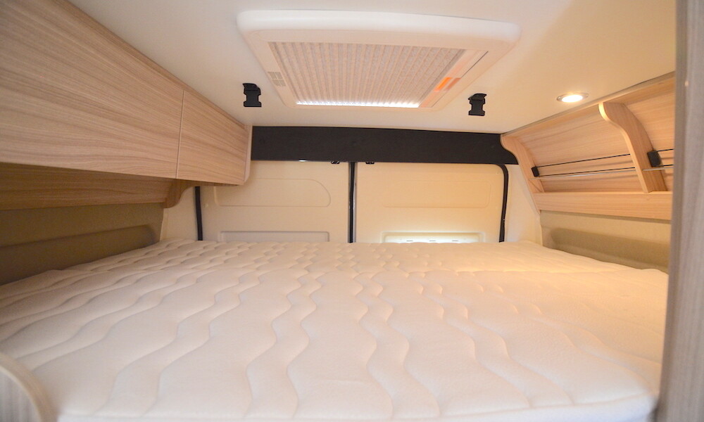 Accessible par une échelle, le lit haut est muni de série de filets de protection pour éviter les chutes. Ses dimensions équivalent à celles du lit bas (186 x 130 cm), mais le tirant d'air, d'une soixantaine de cm, est plus important.