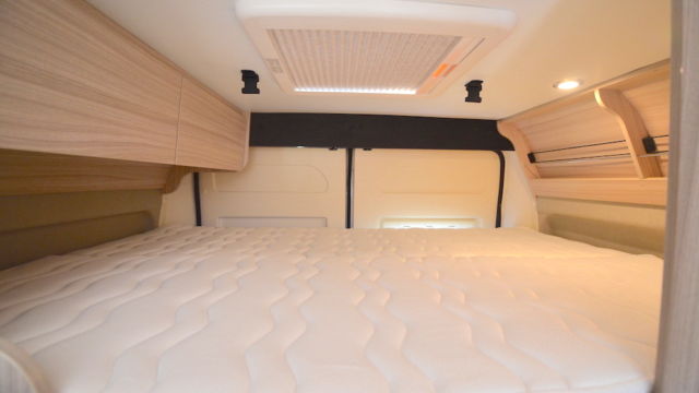 Accessible par une échelle, le lit haut est muni de série de filets de protection pour éviter les chutes. Ses dimensions équivalent à celles du lit bas (186 x 130 cm), mais le tirant d'air, d'une soixantaine de cm, est plus important.