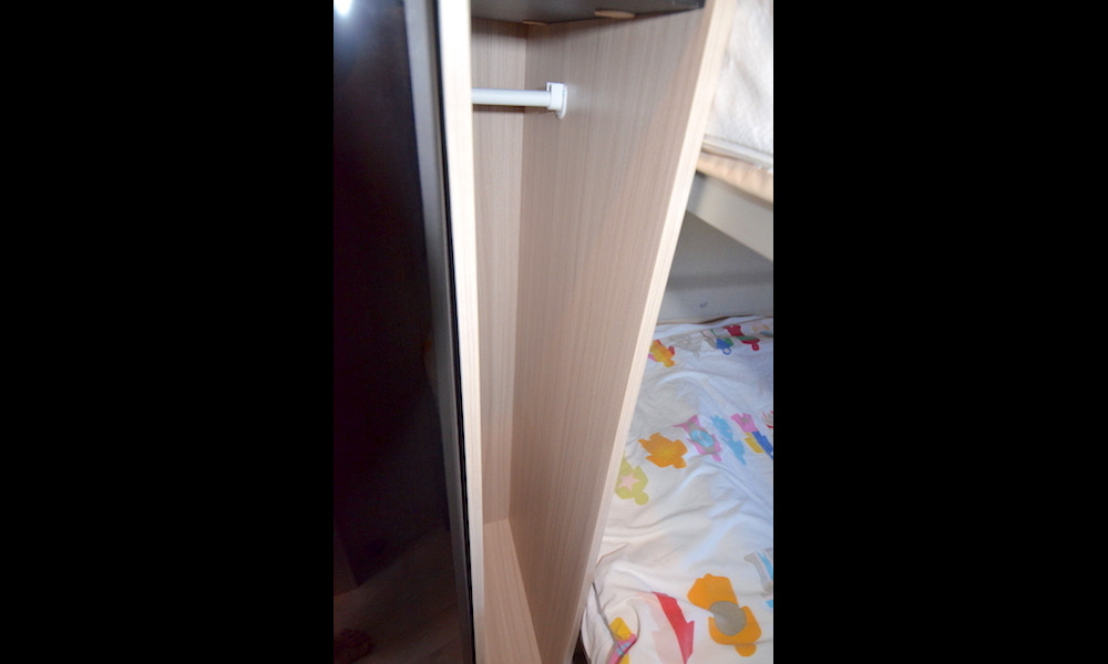 Petite penderie complémentaire de 122 cm de haut, 14 cm de large et 47 cm de profondeur.