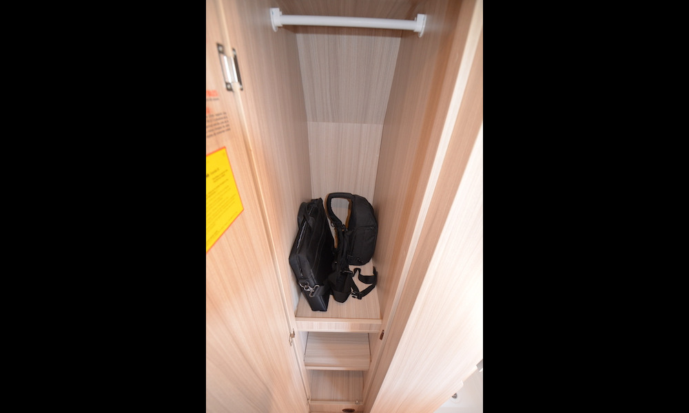 Penderie principale de 90 cm de haut, 32 cm de large et 55 cm de profondeur.
