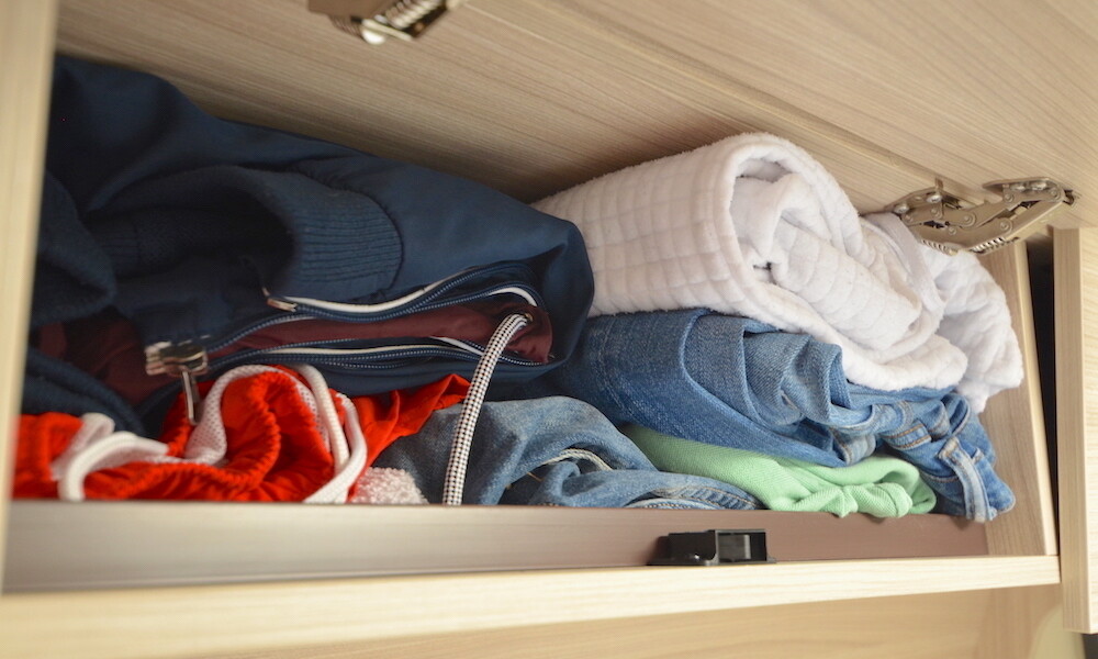 Placard de pavillon dans la chambre, d'une profondeur maximale de 27 cm.