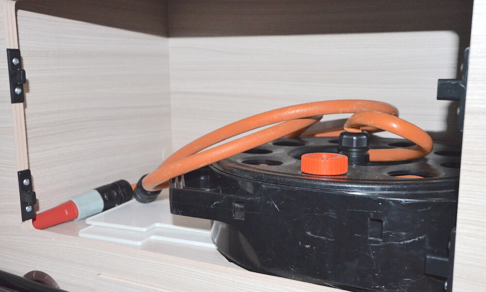 Coffre sous le lit pour tuyau d'eau et raccordement électrique