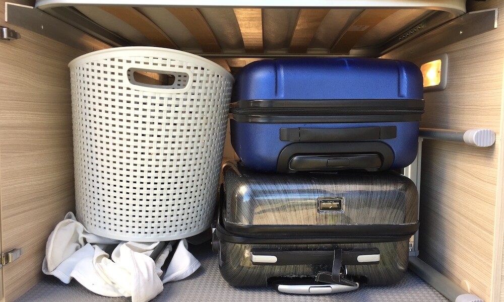 Dimensions de la soute : 50 cm de haut, 75 cm de large et 132 cm de profondeur. Elle peut être agrandie en retirant le sommier central du lit bas.