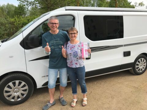 M et Mme Henrio, venus pour la première fois au Camper-Van Week-End, repartent avec le guide France Passion 2019.