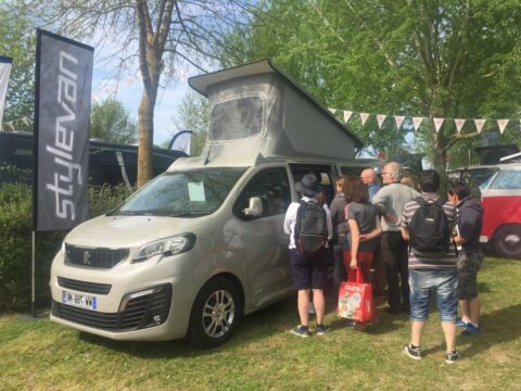 On se bouscule un peu pour suivre les présentations de Maxime, chez Stylevan.