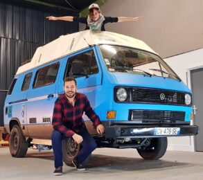 Rémi Pillot et Alexandra Perfettini, les concepteurs du projet Electric Vehicle World Tour (EVWT), un tour du monde en van 100% électrique et solaire
