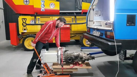 Rémi en phase de montage du moteur électrique