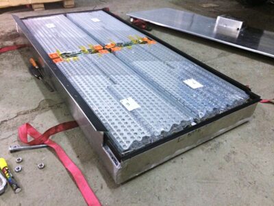 Les 8 batteries ont été récupérées sur une Tesla Model S accidentée