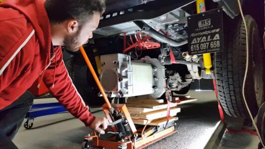 Installation du moteur électrique sous le VW T3 Syncro