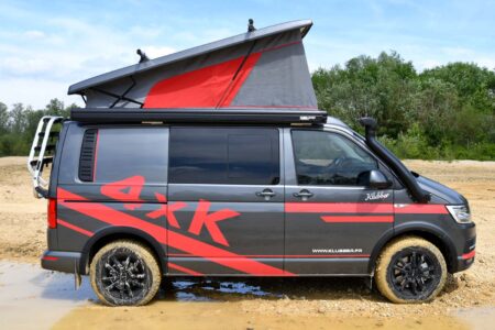 La toile bicolore du toit relevable et le stickage rouge du pack "Red Edition" se marient parfaitement au gris indium métallisé de la carrosserie