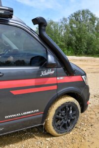 Le "snorkel" évite d'avaler la poussière soulevée par les pneus Yokohama Geolander A/T