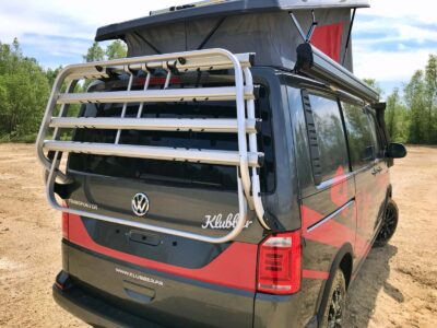 Le 4xK est présenté ici avec les équipements extérieurs optionnels : porte-vélos, barre de toit et auvent