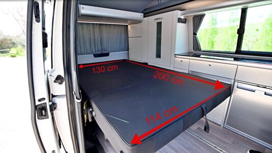 En quelques secondes, la banquette Variotech se transforme en couchage 2 places. La largeur aux pieds affiche les 114 cm de l'assise pivotante, tandis que les épaules bénéficient des 130 cm du dossier rabaissé, plus large côté ouvrant