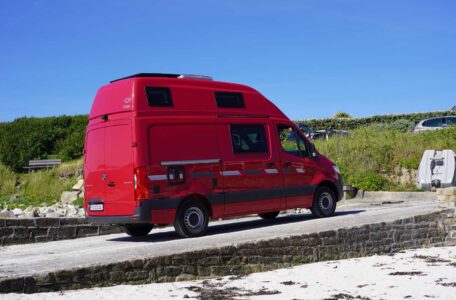 CS REISEMOBILE - Une hauteur inhabituelle supérieure à 3 m. Le marchepied en option n'a pas été retenu sur cette version.