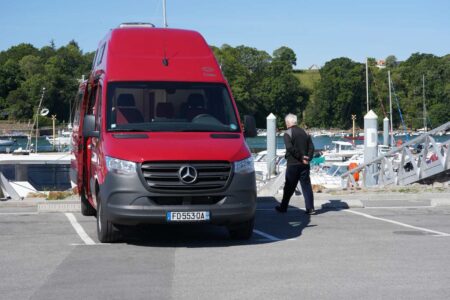 CS REISEMOBILE - Un fourgon relativement étroit pour se garer sur une place de parking.