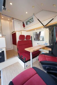 CS REISEMOBILE - Les hauteurs intérieures dépassent la barre des 2 m, d'où cette impression de volume et de clarté.