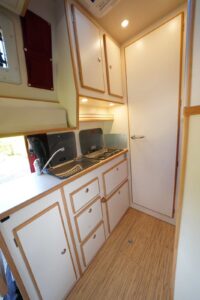 CS REISEMOBILE - Dans la cuisine, la zone de travail se révèle peu pratique, car masquée par le support du lit de pavillon.