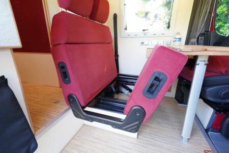 CS REISEMOBILE - L'assise de la banquette bascule et donne accès à un petit coffre. Idéal pour les chaussures.