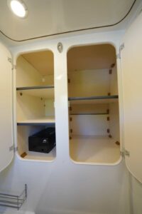 CS REISEMOBILE - Du rangement, encore et toujours. La profondeur de ces placards (80 cm) apparait exceptionnelle sur un fourgon.