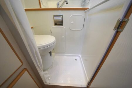 CS REISEMOBILE - On pourra toujours regretter l'absence d'une deuxième bonde. En revanche, très bonne évacuation grâce à des tuyaux bien dimensionnés.