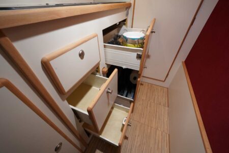 CS REISEMOBILE - Multiples rangements en cuisine.