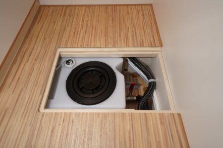 CS REISEMOBILE - Le Cosmo embarque 150 L d'eau propre. Très bon accès pour le nettoyage.