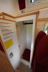 CS REISEMOBILE - penderie assez haute (110 cm) mais peu large (30 cm)