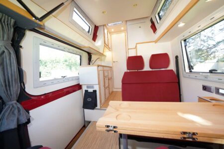 CS REISEMOBILE - La disposition se développe sur deux niveaux séparés par une marche intérieure de 28 cm.