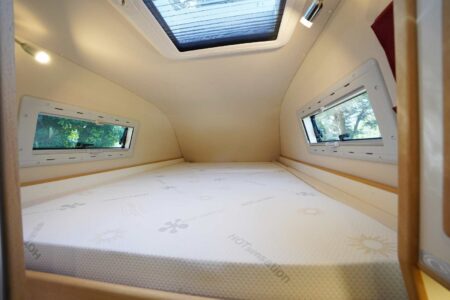 CS REISEMOBILE - Très beau volume de chambre bien aéré. Depuis le lit, on pilote le chauffage.