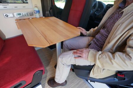 CS REISEMOBILE - Le fauteuil cabine s'avance au plus près de la table.