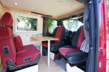 CS REISEMOBILE - Malgré le lit de pavillon, on conserve un beau volume dans le salon.