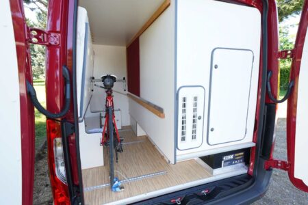 CS REISEMOBILE - D'une hauteur de 140 cm, le garage peut accueillir sans souci deux vélos.