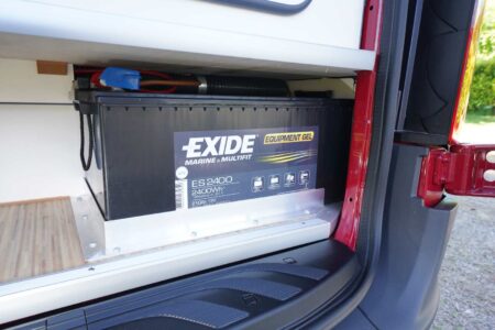 CS REISEMOBILE - La puissante batterie gel de 235 AH est comprise de série. Elle est couplée sur le véhicule à deux panneaux solaires (2 x 80 Ah) en option.