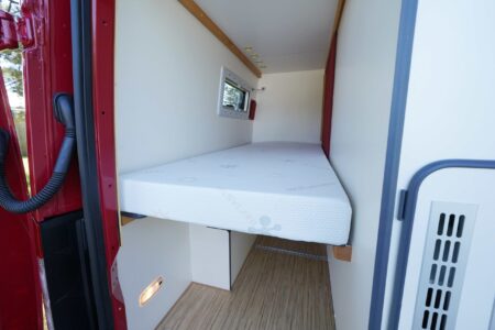 CS REISEMOBILE - Dans le même espace, deux couchettes sont possibles en option. Dans sa configuration normale, la soute est vide.