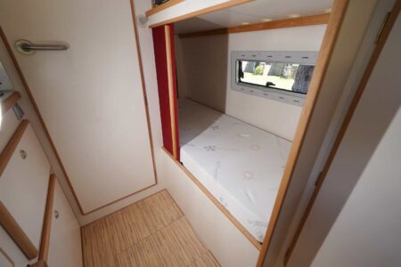 CS REISEMOBILE - Le garage est toujours convertible en couchette si besoin. La baie associée est en option.