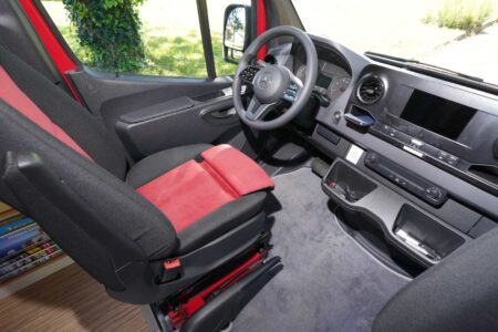 CS REISEMOBILE - Très large dégagement en cabine, en l'absence de console du levier de vitesses. Le frein à main est rétractable.